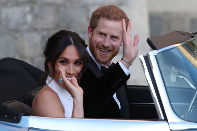 Chọn những mẫu xe mang thương hiệu nội địa Anh Quốc cho đám cưới luôn được xem là truyền thống của hoàng gia Anh. Ngoài ra, biển số xe E190518 cũng chính là ngày, tháng tổ chức hôn lễ - 19/5/2018.