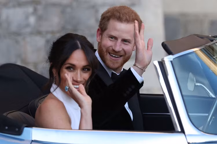 Chọn những mẫu xe mang thương hiệu nội địa Anh Quốc cho đám cưới luôn được xem là truyền thống của hoàng gia Anh. Ngoài ra, biển số xe E190518 cũng chính là ngày, tháng tổ chức hôn lễ - 19/5/2018.