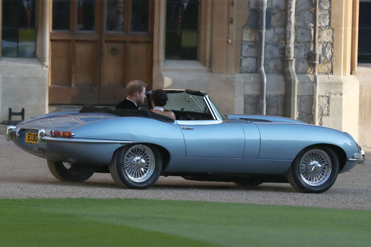 Về guyên bản của mẫu xe cổ điển Jaguar E-Type Concept Zero chạy điện này mang nước sơn xanh nhạt, nó được ra đời từ năm 1968 và được đánh giá là một trong những mẫu xe "sexy" nhất của hãng xe sang Anh quốc.