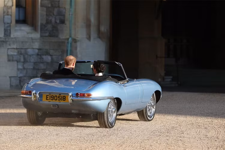 Động cơ gốc của nó là loại cơ xăng 3.8 XK. Tuy nhiên thương hiệu xe ôtô Jaguar, Anh quốc đã chuyển đổi bộ máy xe thành loại động cơ điện, cho công suất mạnh mẽ hơn và thân thiện với môi trường hơn. Chiếc xe cũng chính thức đổi tên thành E-Type Concept Zero.