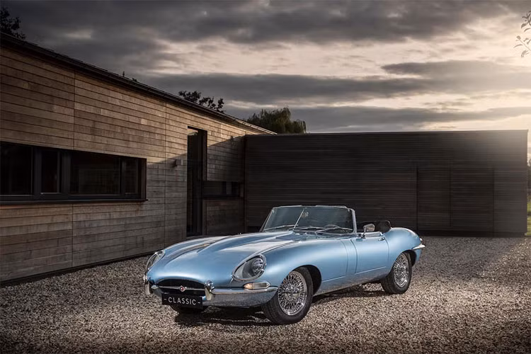 Được biết, mẫu xe mui trần Jaguar E-Type Concept Zero có giá khoảng 470.000 USD (tương đương khoảng hơn 10 tỷ đồng), mẫu xe này đã được bộ phận Jaguar Land Rover Classic thực hiện.
