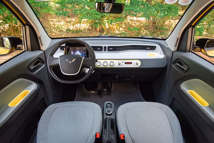 Bước sang tháng đầu tiên của năm 2024, giá xe Wuling Mini EV tiếp tục tạo đáy mới khi nhận ưu đãi giảm giá lên tới 40 triệu đồng cho tất cả 4 phiên bản. Qua đó, đưa giá xe trở về mốc từ 199 - 239 triệu đồng thay vì mức 239 - 279 triệu đồng như niêm yết.