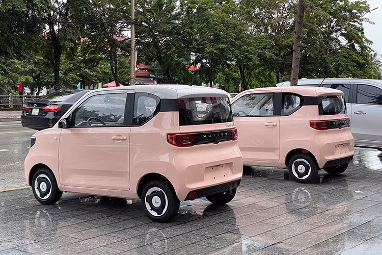 Mức giảm trên không được áp dụng đồng loạt tại tất cả các đại lý. Có đại lý giảm 30 triệu đồng hoặc 35 triệu đồng tiền mặt và kèm theo quà tặng, phụ kiện. Dẫu vậy, đây vẫn là đợt giảm giá sâu nhất của Mini EV kể từ thời điểm "chào sân" đến nay. Thậm chí, giá xe sau giảm gần tiệm cận với dòng xe máy Honda SH350i (151 triệu đồng).