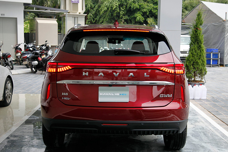 Sau điều chỉnh giảm, giá xe Haval H6 HEV trở về mức vô cùng hấp dẫn, thấp hơn rất nhiều so với Honda CR-V e:HEV RS (1,259 tỷ đồng). Thậm chí, mức giá mới còn thấp hơn bản cao nhất của mẫu xe thuần xăng đồng hạng Mazda CX-5 2.5L Signature Exclusive (999 triệu đồng) và ngang hàng Hyundai Tucson 1.6 Turbo (959 triệu đồng).