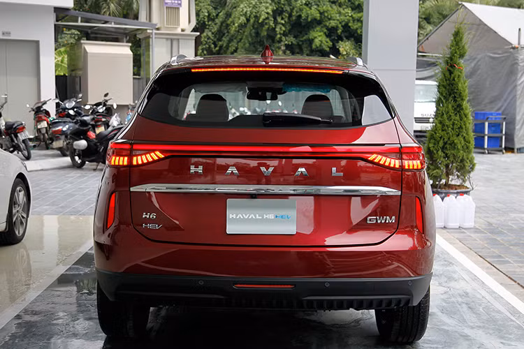 Sau điều chỉnh giảm, giá xe Haval H6 HEV trở về mức vô cùng hấp dẫn, thấp hơn rất nhiều so với Honda CR-V e:HEV RS (1,259 tỷ đồng). Thậm chí, mức giá mới còn thấp hơn bản cao nhất của mẫu xe thuần xăng đồng hạng Mazda CX-5 2.5L Signature Exclusive (999 triệu đồng) và ngang hàng Hyundai Tucson 1.6 Turbo (959 triệu đồng).