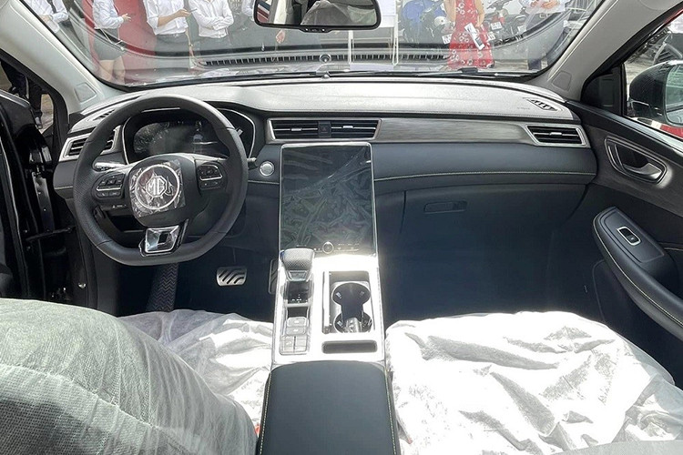 Nhờ đó, người mua MG RX5 LUX chỉ cần chi 649 triệu đồng là có thể sở hữu xe thay vì phải chồng đủ 829 triệu như giá niêm yết. Sau khi áp dụng khuyến mãi, MG RX5 LUX rẻ ngang phiên bản tiêu chuẩn của những mẫu SUV hạng B như Toyota Yaris Cross (từ 650 triệu đồng), Hyundai Creta (từ 640 triệu đồng).