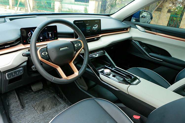 Sau khi trừ ưu đãi, giá thực tế đến tay người tiêu dùng chỉ khoảng 886 triệu đồng. Thực tế, ngay sau khi mở bán tại Việt Nam, Haval H6 liên tục được bán kèm mức giảm sốc từ hãng và đại lý nhưng đây là lần đầu tiên H6 được điều chỉnh giảm giá khuyến nghị.