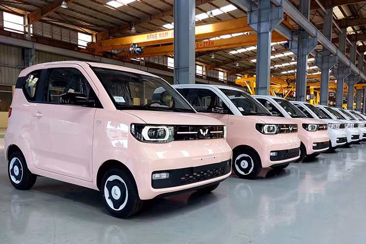 Wuling HongGuang Mini EV là một trong những mẫu xe nhận được sự quan tâm lớn từ khách hàng Việt nhờ thiết kế nhỏ gọn cùng giá bán vô cùng hấp dẫn, chỉ từ 239 triệu đồng. Tuy vậy, đây chưa phải là mức giá cuối cùng mà khách hàng mua xe có thể tiếp cận. Bởi, trong năm 2023, mẫu mini car này liên tục nhận được ưu đãi giảm giá từ đại lý cũng như nhà phân phối chính hãng TMT Motors với các mốc 5 triệu, 10 triệu, 20 triệu đồng.