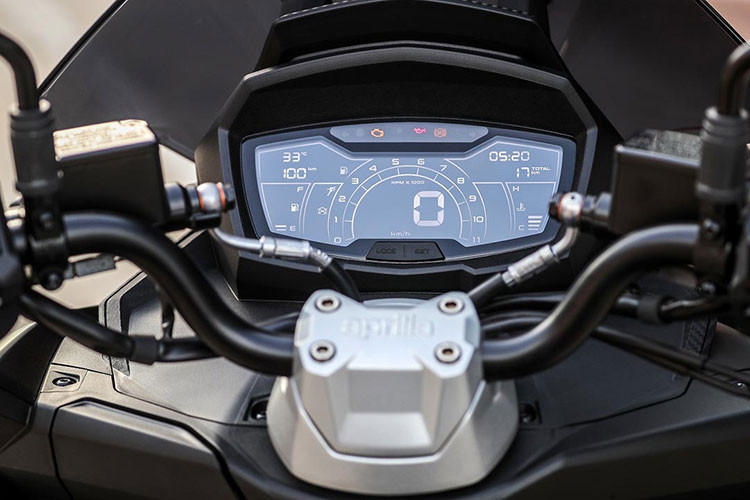 Màu sơn đen nhám kết hợp cùng các họa tiết đỏ và tím nổi bật, logo Aprilia chạy dọc theo thân xe và viền mâm xe màu đỏ là những điểm nhấn thiết kế mang đậm dấu ấn của đội đua Aprilia Racing, thể thiện cá tính thể thao và năng động của chiếc xe. Khác với phiên bản SR GT 200 và SR GT 200 Sport được trang bị đôi lốp đa địa hình, SR GT Replica 200 sử dụng đôi lốp trơn thể thao, giúp gia tăng độ bám đường cũng như khả năng tăng tốc.