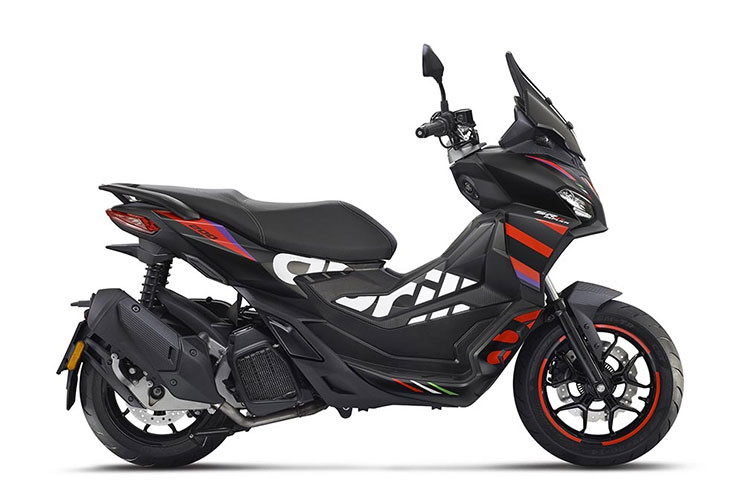  Aprilia SR GT Replica 200 – 102 triệu đồng Aprilia SR GT Replica 200 là phiên bản đặc biệt của dòng xe tay ga thể thao đa địa hình SR GT 200 – được sinh ra để mang tới trải nghiệm hứng thú khi di chuyển hàng ngày trong đô thị hoặc trên những cung đường trường. Lấy cảm hứng từ dự án MotoGP mà Aprilia đang theo đuổi, SR GT Replica 200 mang những nét thiết kế đặc trưng của chiếc xe đua RS-GP do hai tay đua Aleix Espargaró and Maverick Viñales điều khiển.