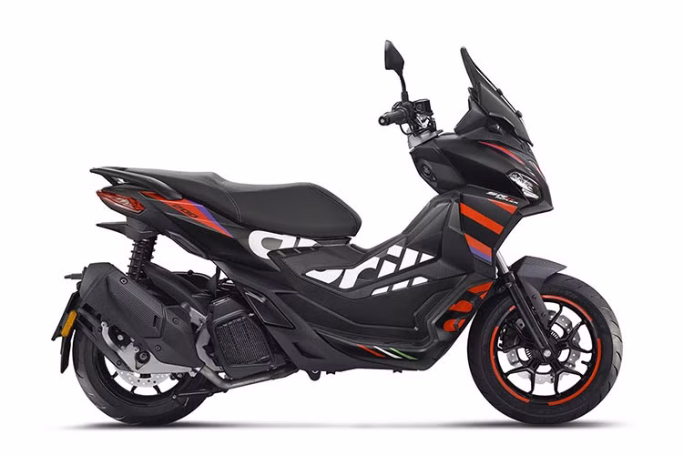  Aprilia SR GT Replica 200 – 102 triệu đồng Aprilia SR GT Replica 200 là phiên bản đặc biệt của dòng xe tay ga thể thao đa địa hình SR GT 200 – được sinh ra để mang tới trải nghiệm hứng thú khi di chuyển hàng ngày trong đô thị hoặc trên những cung đường trường. Lấy cảm hứng từ dự án MotoGP mà Aprilia đang theo đuổi, SR GT Replica 200 mang những nét thiết kế đặc trưng của chiếc xe đua RS-GP do hai tay đua Aleix Espargaró and Maverick Viñales điều khiển.