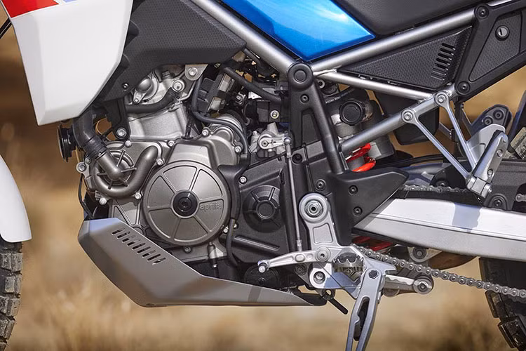 Hệ thống điện tử APRC (Aprilia Performance Ride Control) cho phép tùy chỉnh công nghệ an toàn trên xe bao gồm: Kiểm soát lực kéo (ATC), Ga tự động (ACC), Phanh động cơ (AEB), Mapping động cơ (AEM); bên cạnh công nghệ sang số nhanh một chiều AQS. Người lái có thể tùy chỉnh 4 chế độ lái trên màn hình màu TFT 5”, ngoài ra, có thể điều hướng hành trình thông qua kết nối với điện thoại thông bằng ứng dụng Aprilia MIA.