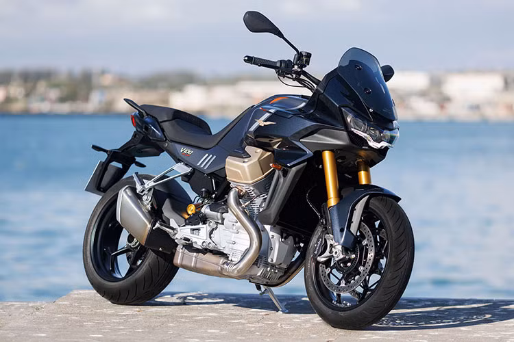 Piaggio Việt Nam chỉ phân phối phiên bản cao cấp V100 Mandello S, sở hữu như hệ thống giảm xóc bán chủ động Öhlins Smart EC 2.0, hệ thống phanh Brembo tích hợp công nghệ Cornering ABS, kính chắn gió được điều chỉnh điện tử, hệ thống đèn Full-LED với chức năng “Bending Light” tăng hiệu quả chiếu sáng trong cua, màn hình màu TFT 5” kết nối với điện thoại qua ứng dụng Moto Guzzi MIA,…