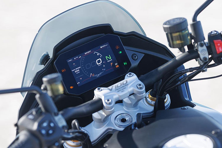 Chiếc xe giữ nguyên những nét đặc trưng, được coi là di sản của Moto Guzzi như hệ thống dẫn động bằng trục các đăng (cardan), đèn pha trước với biểu tượng cánh chim đại bàng và đặc biệt là kết cấu động cơ huyền thoại V-twins đặt ngang 90 độ, tuy nhiên được cải tiến để mang kích thước nhỏ gọn và thích ứng linh hoạt với khung sườn thể thao mới. 