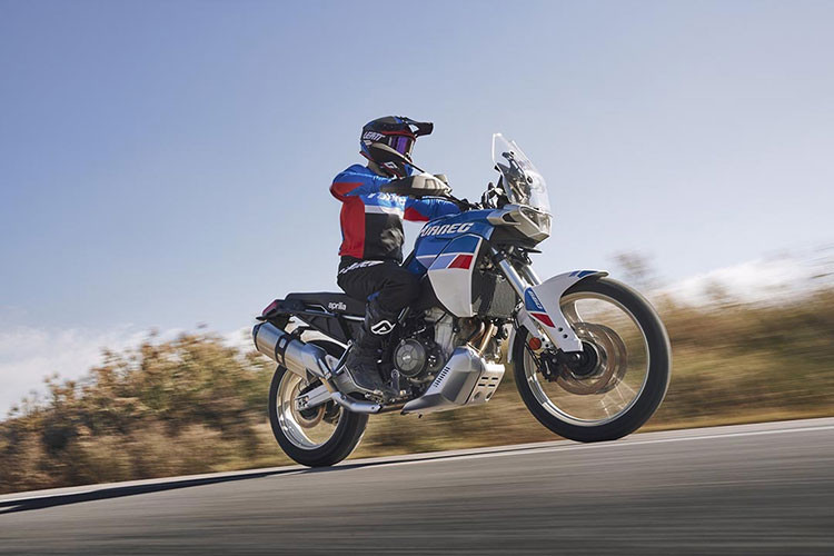  Aprilia Tuareg 660 – 498 triệu đồng Aprilia Tuareg 660 là phiên bản mới nhất của dòng xe huyền thoại Tuareg, được sinh ra từ năm 1985, với sứ mệnh chinh phục những địa hình thử thách nhất và truyền cảm hứng xê dịch bất tận cho những người theo đuổi sự tự do.