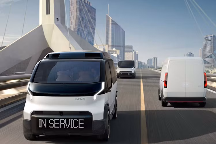 Hãng xe Hàn Quốc không chỉ tập trung vào dòng SUV điện mà còn đang phát triển mẫu minivan điện KIA PV5 hoàn toàn mới. Hãng chưa công bố chính thức về kích thước của xe, nhưng có thể dự đoán rằng nó sẽ có kích thước tương đương với Toyota Alphard.