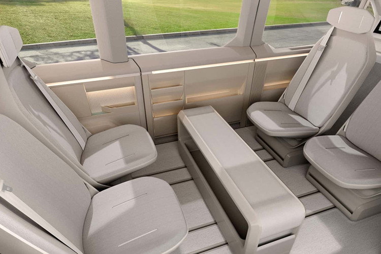 Xe vẫn được che chắn nhiều chi tiết, nhưng có thể nhận thấy đèn LED chạy ban ngày nằm dọc theo đường viền của khoang chứa đồ phía trước, và đèn pha được đặt thấp trong cản dưới.