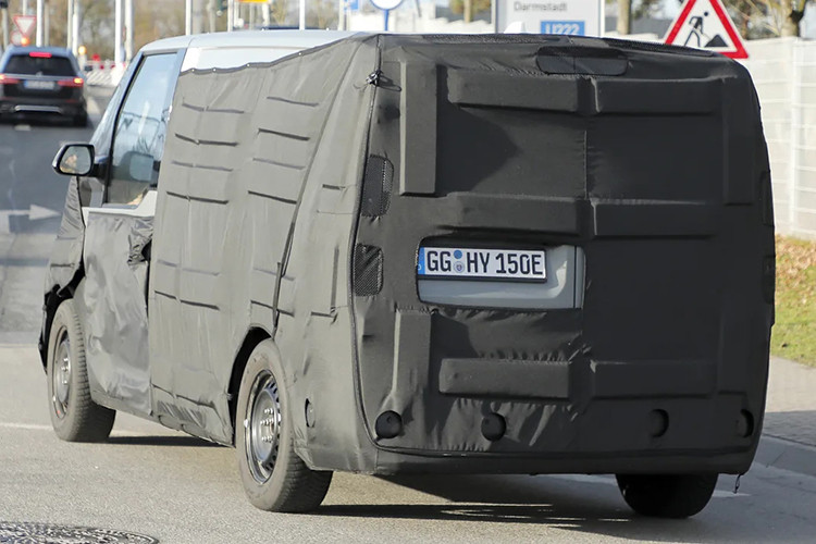 Một số hình ảnh rò rỉ còn cho thấy một phần nội thất của PV5 với tay nắm lớn trên cột A và màn hình cảm ứng hình chữ nhật khổng lồ, cao hơn nhiều so với màn hình trên các mẫu xe điện hiện tại của KIA, bao gồm cả mẫu SUV cao cấp EV9. 