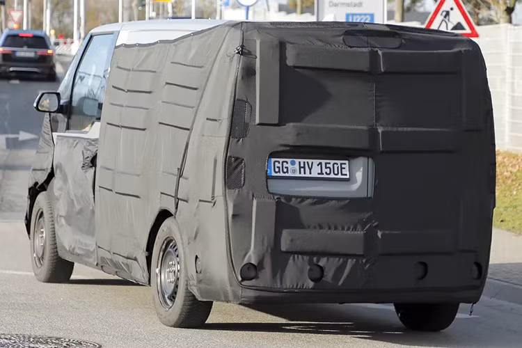 Một số hình ảnh rò rỉ còn cho thấy một phần nội thất của PV5 với tay nắm lớn trên cột A và màn hình cảm ứng hình chữ nhật khổng lồ, cao hơn nhiều so với màn hình trên các mẫu xe điện hiện tại của KIA, bao gồm cả mẫu SUV cao cấp EV9. 