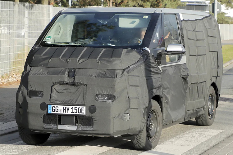 Dự kiến, PV5 sẽ ra mắt vào cuối năm nay cùng với hai mẫu xe nhỏ hơn là PV1 và PV7. Người hâm mộ cũng đang kỳ vọng phiên bản off-road của PV5, mà KIA từng trưng bày tại triển lãm SEMA, sẽ được đưa vào sản xuất.