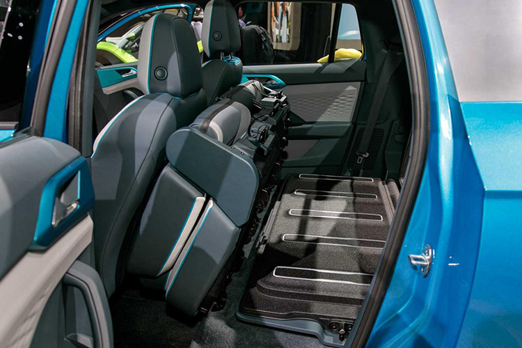 Một trang bị hiếm thấy của xe so với bán tải khác là trần xe bằng kính hoàn toàn. Thêm vào đó hàng ghế sau của khoang lái có thể gập xuống, tạo thêm không gian bên trong xe để chứa các vật dụng có chiều dài quá khổ.