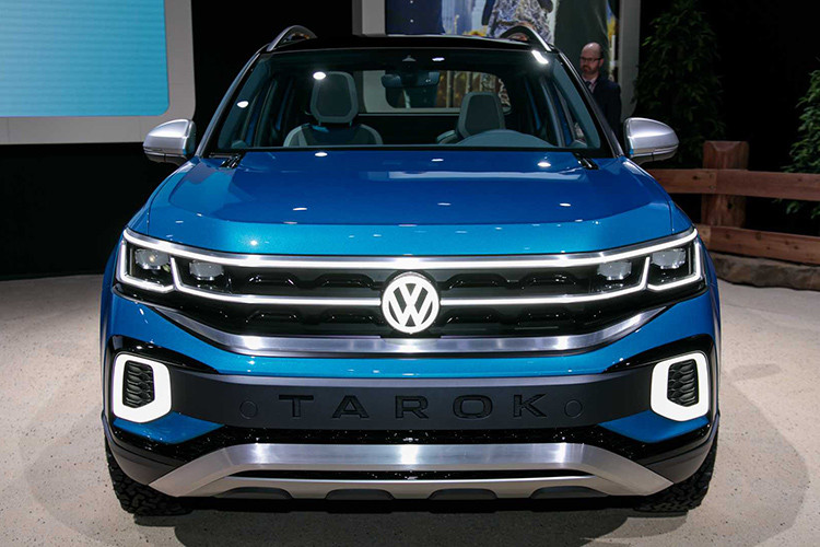 Một số đặc điểm nội bật về phong cách ngoại thất của Volkswagen Tarok bao gồm phần đầu xe lấy cảm hứng từ mẫu Atlas Tanoak, đèn pha LED, thanh giằng buộc đồ trên nóc xe và thân xe có thiết kế nổi.