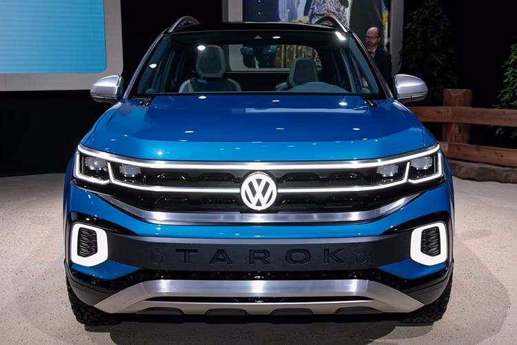 Một số đặc điểm nội bật về phong cách ngoại thất của Volkswagen Tarok bao gồm phần đầu xe lấy cảm hứng từ mẫu Atlas Tanoak, đèn pha LED, thanh giằng buộc đồ trên nóc xe và thân xe có thiết kế nổi.