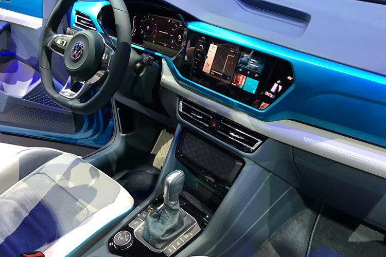 Thiết kế bảng đồng hồ của xe dạng Digital Cockpit cũng đã được số hóa, các nút phím điều khiển cơ học được lược bỏ thay vào đó là điều khiển kỹ thuật số,... điều khiển cho hệ thống điều hòa không khí hay màn hình thông tin điều khiển trung tâm.