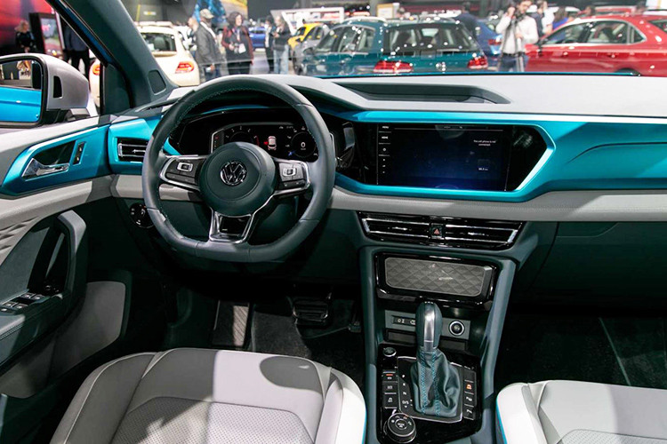 Nội thất của Tarok Concept cho thấy một hướng đi mới rất hiện đại trong phân khúc xe bán tải, khi mà Volkswagen áp dụng thiết kế số hóa là chủ đạo. Về cơ bản, nó cũng chẳng khác là bao so với khoang điều khiển của các mẫu xe sedan hay SUV hiện tại của Volkswagen.