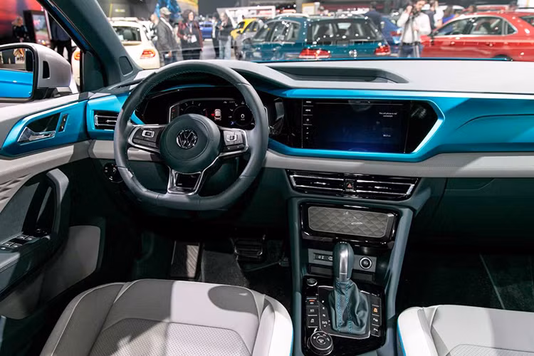 Nội thất của Tarok Concept cho thấy một hướng đi mới rất hiện đại trong phân khúc xe bán tải, khi mà Volkswagen áp dụng thiết kế số hóa là chủ đạo. Về cơ bản, nó cũng chẳng khác là bao so với khoang điều khiển của các mẫu xe sedan hay SUV hiện tại của Volkswagen.