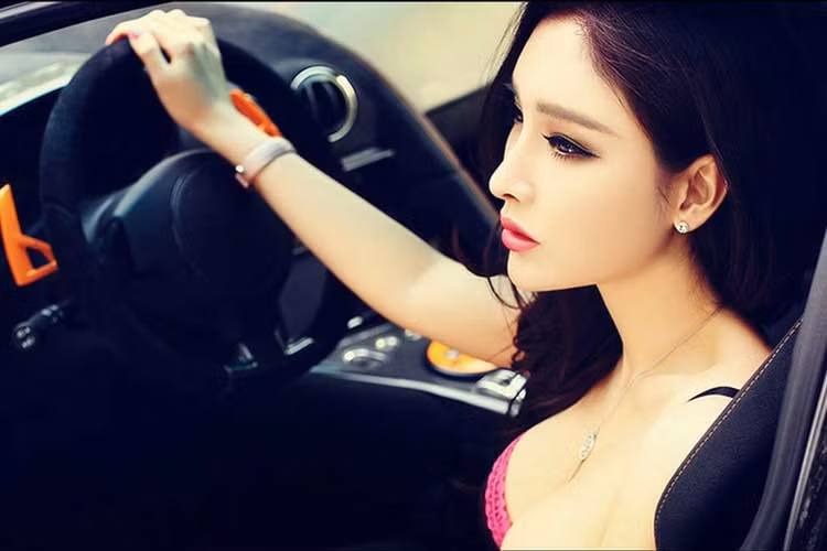 Bên trong nội thất, hãng siêu xe Lamborghini đã giữ thiết kế của phiên bản Murcielago thường cho Murcielago SV. Tuy nhiên so với Murcielago LP640 trước đó, Murcielago SV sở hữu một số chi tiết mang tính thể thao hơn như ốp trang trí bằng sợi carbon hay vô-lăng có vạch căn ở vị trí 12 giờ.