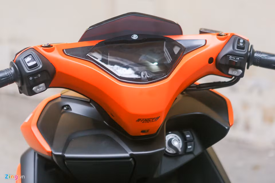 Màu cam lỳ được phối ở nhiều vị trí trên thân xe khá độc đáo. Trước đây, Yamaha tại Việt Nam hầu như không sử dụng màu sắc này trên sản phẩm của mình. Tuy nhiên, năm nay cả Sirius và Exciter 150 đều có màu sơn này.