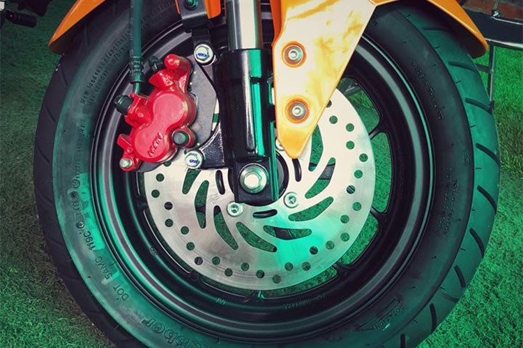 Xe vẫn duy trì bộ lốp kích thước lớn, vành nhôm đúc 12 inch thiết kế 5 chấu kiểu chữ Y, giảm xóc trước hành trình ngược. Trong khi giảm xóc sau lò xo trụ đơn và trên phiên bản mới, vị trí ống xả được đặt thấp hơn.