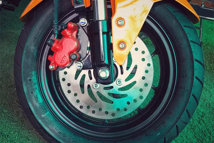 Xe vẫn duy trì bộ lốp kích thước lớn, vành nhôm đúc 12 inch thiết kế 5 chấu kiểu chữ Y, giảm xóc trước hành trình ngược. Trong khi giảm xóc sau lò xo trụ đơn và trên phiên bản mới, vị trí ống xả được đặt thấp hơn.