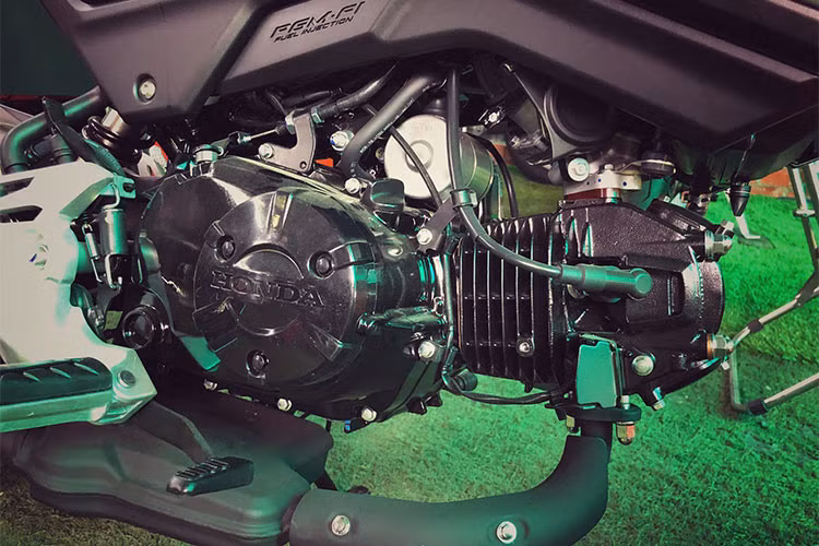 MSX 125 sử dụng động cơ 4 thì, 125cc, làm mát bằng không khí cùng hệ thống phun xăng điện tử PGM – FI với công suất tối đa đạt 9.3 mã lực tại 7.000 vòng/phút, mô-men xoắn cực đại 10,6 Nm tại 5.500 vòng/phút, đi kèm hộp số 4 cấp. Đây là khối động cơ khá mạnh mẽ, có khả năng tăng tốc tốt và rất linh hoạt, êm ái khi vận hành.