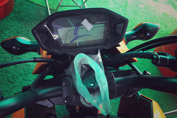 Bảng đồng hồ điện tử LCD với nền ánh sáng thể hiện thông tin được chuyển từ màu cam sang màu xanh dương mới với đầy đủ các thông số như báo nhiên liệu, sang số, đèn cảnh báo... Tay lái của xe thiết kế cao, các nút bấm trên xe khá tiện dụng ngay cả cho những tay chơi mới.