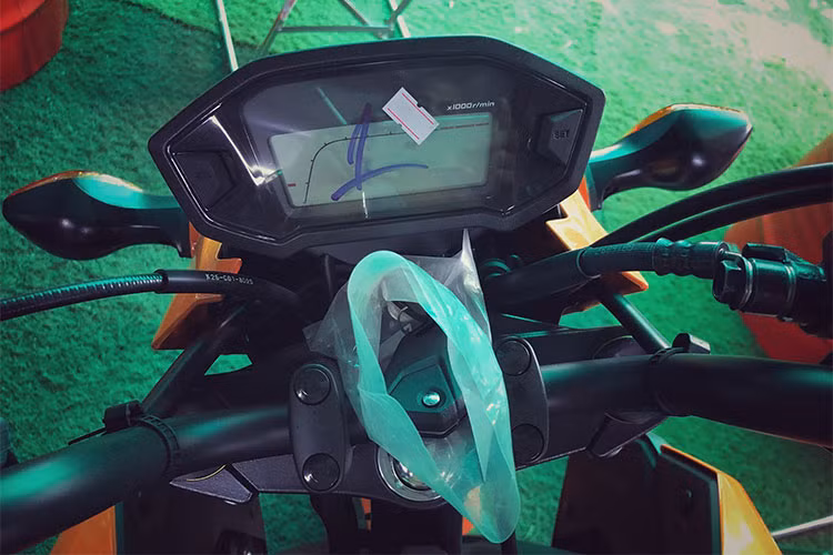 Bảng đồng hồ điện tử LCD với nền ánh sáng thể hiện thông tin được chuyển từ màu cam sang màu xanh dương mới với đầy đủ các thông số như báo nhiên liệu, sang số, đèn cảnh báo... Tay lái của xe thiết kế cao, các nút bấm trên xe khá tiện dụng ngay cả cho những tay chơi mới.