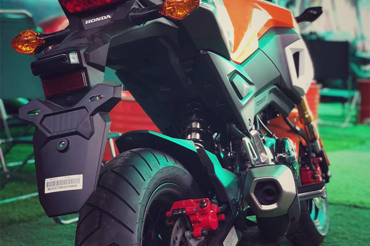 Phiên bản mới của mẫu xe côn tay cỡ nhỏ Honda MSX 125cc 2018 sẽ tiếp tục thừa hưởng phong cách ấn tượng này với thiết kế nhỏ gọn nhưng vẫn hầm hố và hiện đại, vừa tạo sự linh hoạt khi di chuyển trong nội đô vừa mang lại cảm giác lái đầy “khí chất”. Đuôi xe vuốt cao mang đậm phong cách naked-bike thừa hưởng từ những đàn anh.