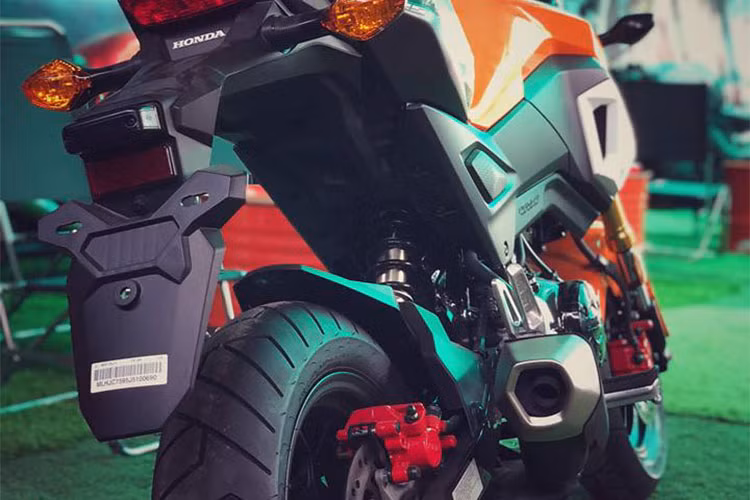 Phiên bản mới của mẫu xe côn tay cỡ nhỏ Honda MSX 125cc 2018 sẽ tiếp tục thừa hưởng phong cách ấn tượng này với thiết kế nhỏ gọn nhưng vẫn hầm hố và hiện đại, vừa tạo sự linh hoạt khi di chuyển trong nội đô vừa mang lại cảm giác lái đầy “khí chất”. Đuôi xe vuốt cao mang đậm phong cách naked-bike thừa hưởng từ những đàn anh.