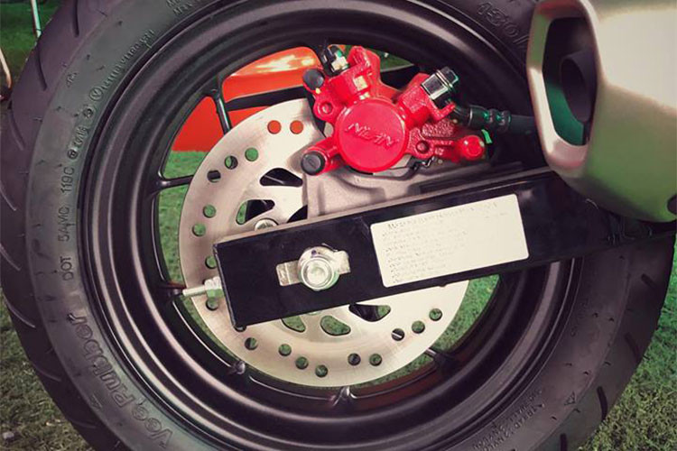 Hệ thống phanh trang bị phanh đĩa thủy lực cho cả trước và sau của thương hiệu Nissin. Với khối lượng khá nhẹ chỉ khoảng 102 kg, mẫu xe côn tay Honda MSX 125 mới được đánh giá gọn nhẹ và dễ điều khiển.