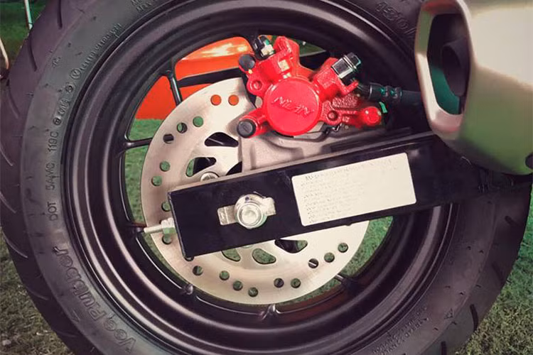 Hệ thống phanh trang bị phanh đĩa thủy lực cho cả trước và sau của thương hiệu Nissin. Với khối lượng khá nhẹ chỉ khoảng 102 kg, mẫu xe côn tay Honda MSX 125 mới được đánh giá gọn nhẹ và dễ điều khiển.