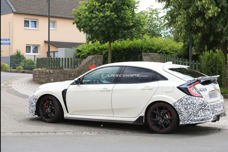 Câu trả lời khả dĩ nhất là Honda đang muốn giới thiệu cấu hình trang bị mới cho Type R, nhằm đem đến một sự tươi mới hơn cho dòng xe này tại một số thị trường. Bị phát hiện trên đường thử, có thể thấy đầu (hốc gió trước, đèn pha) và đuôi xe (đèn hậu) cũng như cánh gió trên Civic Type R 2019 có vẻ như đã được làm mới.