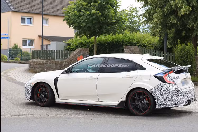 Câu trả lời khả dĩ nhất là Honda đang muốn giới thiệu cấu hình trang bị mới cho Type R, nhằm đem đến một sự tươi mới hơn cho dòng xe này tại một số thị trường. Bị phát hiện trên đường thử, có thể thấy đầu (hốc gió trước, đèn pha) và đuôi xe (đèn hậu) cũng như cánh gió trên Civic Type R 2019 có vẻ như đã được làm mới.