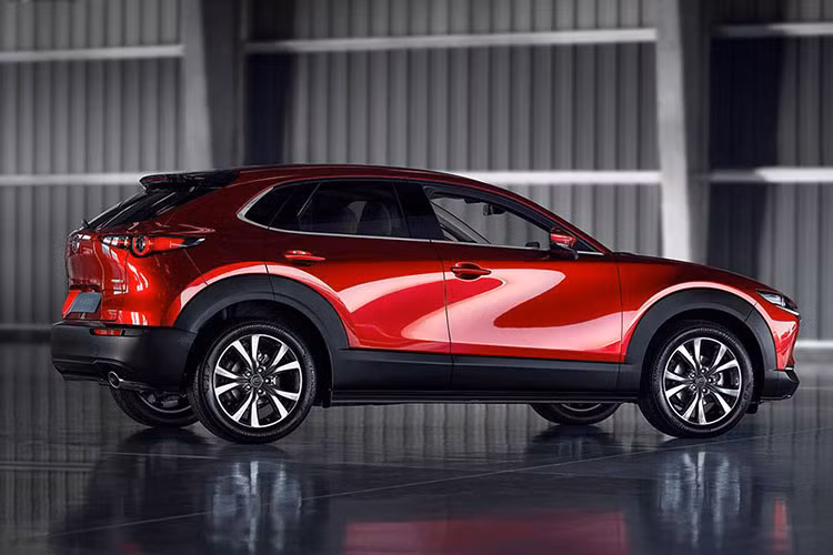 Theo hãng xe ôtô Mazda, CX-30 sở hữu chiều dài 4.395 mm, rộng 1.795 mm, cao 1.540 mm và chiều dài cơ sở 2.655 mm. Trong khi đó, Mazda CX-3 sở hữu chiều dài 4.275 mm, rộng 1.765 mm, cao 1.535 mm và chiều dài cơ sở 2.570 mm. Các con số tương ứng của Mazda CX-5 là 4.550 mm, 1.840 mm, 1.675 mm và 2.700 mm.