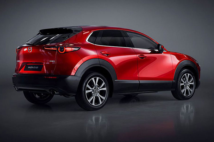 Phía sau, cốp xec có nẹp nhựa màu đen và 2 ống. Trong khi đó, cụm đèn hậu được thiết kế hình tròn và kéo dài hướng vào logo Mazda trên cửa cốp sau. Độ rộng của cửa cốp sau khi mở ra là 1.020 mm trong khi chiều cao bốc xếp hàng là 731 mm. Riêng thể tích khoang hành lý đạt mức 430 lít, xe còn có khoảng sáng gầm cao hơn 25 mm so với Mazda3.