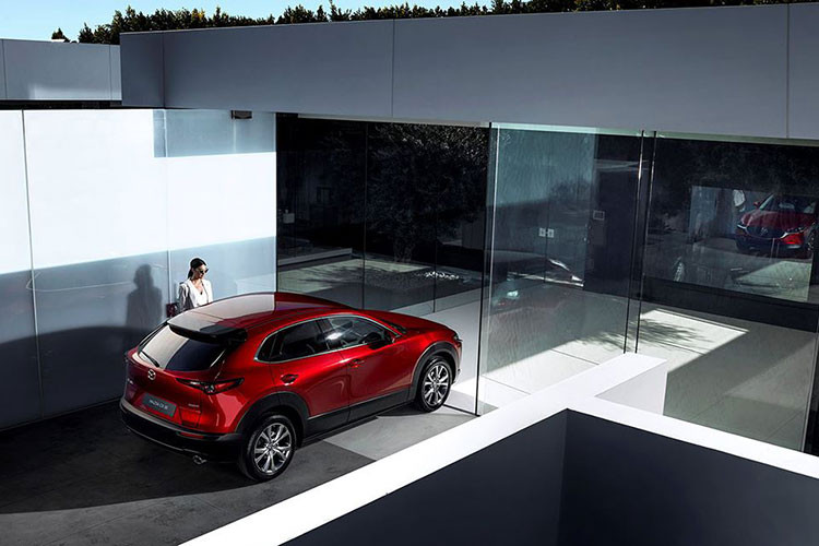 Mazda CX-30 hoàn toàn mới là mẫu xe ra đời để phục vụ những người cảm thấy CX-3 quá nhỏ và CX-5 quá lớn. Nói cách khác, Mazda CX-30 mới sẽ được định vị giữa 2 mẫu crossover quen thuộc là CX-3 và CX-5.