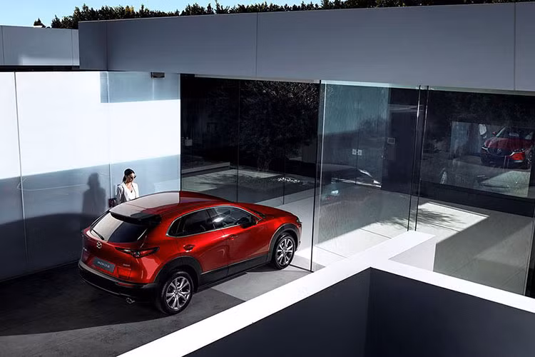 Mazda CX-30 hoàn toàn mới là mẫu xe ra đời để phục vụ những người cảm thấy CX-3 quá nhỏ và CX-5 quá lớn. Nói cách khác, Mazda CX-30 mới sẽ được định vị giữa 2 mẫu crossover quen thuộc là CX-3 và CX-5.