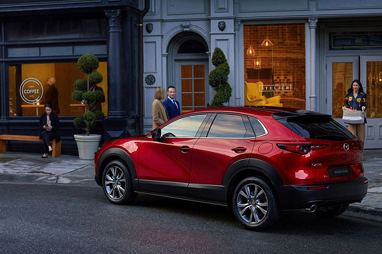 Bên sườn, Mazda CX-30 trông càng khác biệt so với CX-5, đặc biệt là hình chữ "S" trên cửa. Hình chữ S này được tạo ra nhờ sự kết hợp giữa khoảng trống, những đường cong cũng như ánh sáng và bóng tối. Xe còn được trang bị nóc dốc về phía sau như xe coupe, cột C ngả trước và các bộ vành có đường kính từ 16 - 18 inch.