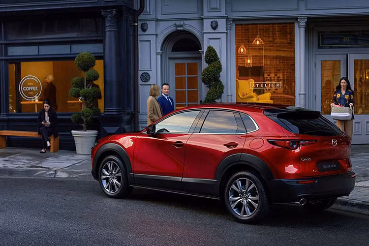 Bên sườn, Mazda CX-30 trông càng khác biệt so với CX-5, đặc biệt là hình chữ "S" trên cửa. Hình chữ S này được tạo ra nhờ sự kết hợp giữa khoảng trống, những đường cong cũng như ánh sáng và bóng tối. Xe còn được trang bị nóc dốc về phía sau như xe coupe, cột C ngả trước và các bộ vành có đường kính từ 16 - 18 inch.