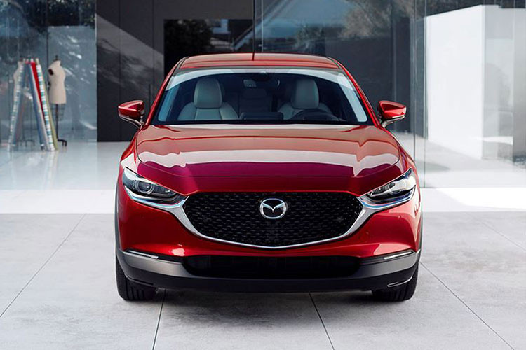 Bên ngoài, Mazda CX-30 2020 mới cũng sở hữu ngôn ngữ thiết kế Kodo của hãng Mazda nên có ngoại hình mượt mà và đẹp mắt. "Chúng tôi thiết kế Mazda CX-30 như bạn đồng hành không thể thiếu của khách hàng trong đời sống thường ngày", ông Akira Marumoto, chủ tịch kiêm CEO của Mazda, khẳng định.